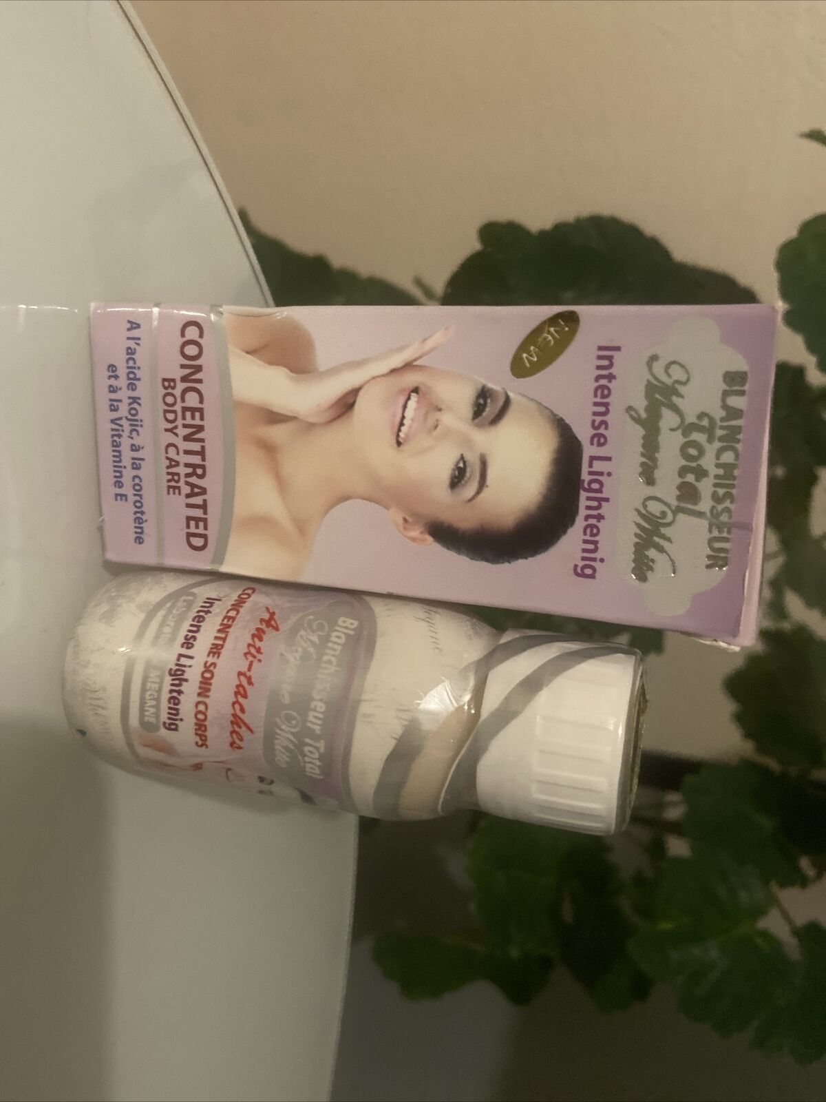 Blanchisseur Total Megane White Serum  à  l’acide Kojic, Carotène Vitamine E